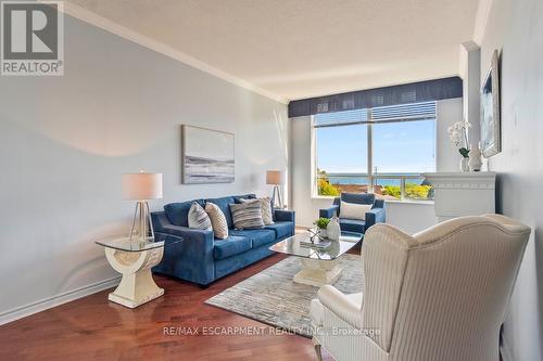 2514 - 100 Burloak Drive, Burlington, ON - Indoor Photo Showing Living Room