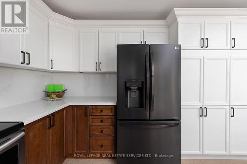 2410 Edgerose Lane, Oakville, ON - Indoor Photo Showing Kitchen