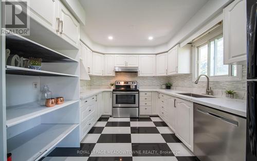 13 Thompson Drive, Norfolk, ON - Indoor Photo Showing Kitchen With Upgraded Kitchen