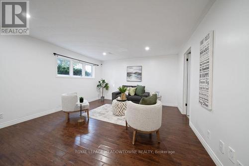 13 Thompson Drive, Norfolk, ON - Indoor Photo Showing Living Room