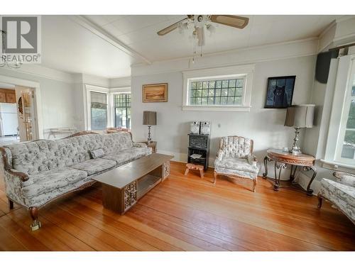 227 7Th  S Avenue, Cranbrook, BC - Indoor Photo Showing Living Room