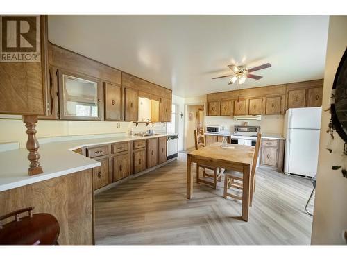 227 7Th  S Avenue, Cranbrook, BC - Indoor Photo Showing Kitchen