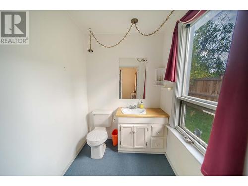 227 7Th  S Avenue, Cranbrook, BC - Indoor Photo Showing Bathroom