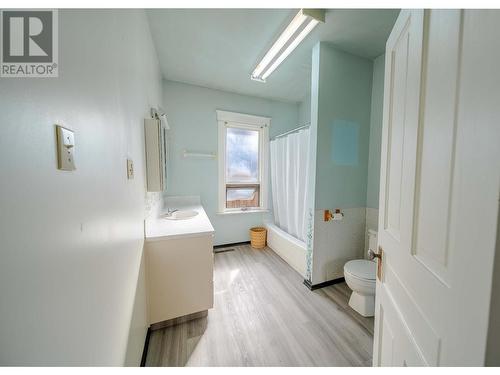 227 7Th  S Avenue, Cranbrook, BC - Indoor Photo Showing Bathroom