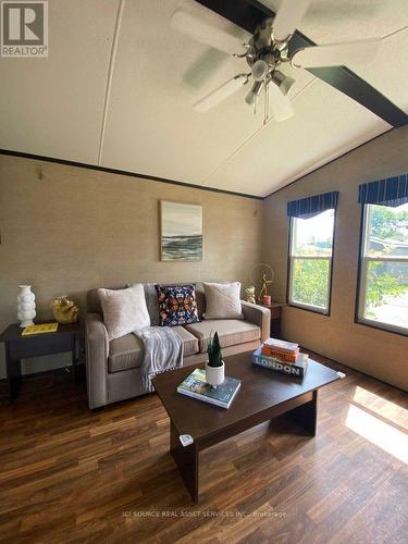 342 - 1501 Line 8 Road, Niagara-On-The-Lake, ON - Indoor Photo Showing Living Room