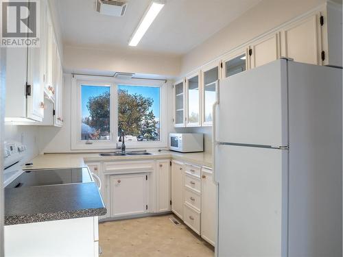 2013 Willowview Drive, Dawson Creek, BC - Indoor Photo Showing Kitchen With Double Sink