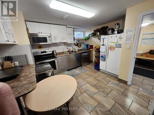 11 Union Street, Whitchurch-Stouffville, ON - Indoor Photo Showing Kitchen