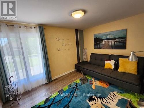 11 Union Street, Whitchurch-Stouffville, ON - Indoor Photo Showing Living Room