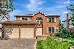 210 BLUEBELL CRESCENT  Hamilton, ON L9K 1B9