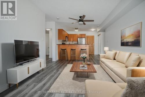 405 - 8 Harris Street, Cambridge, ON - Indoor Photo Showing Living Room