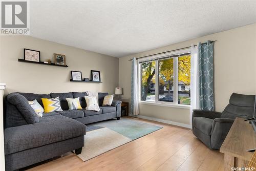 38 Carter Crescent, Regina, SK - Indoor Photo Showing Living Room