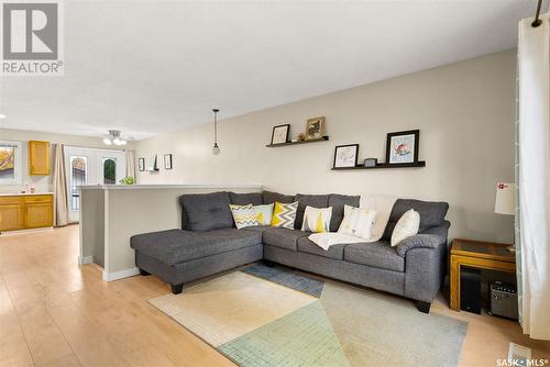 38 Carter Crescent, Regina, SK - Indoor Photo Showing Living Room