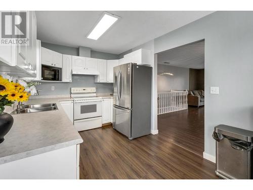 6144 Berger Place, Prince George, BC - Indoor Photo Showing Kitchen With Double Sink