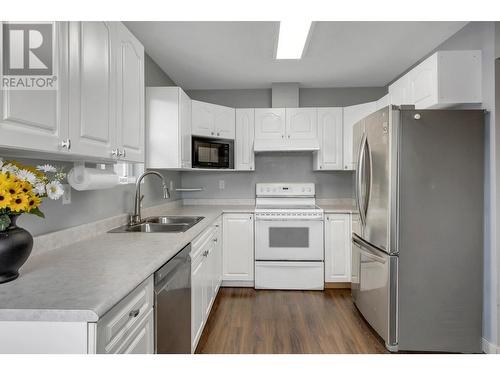 6144 Berger Place, Prince George, BC - Indoor Photo Showing Kitchen With Double Sink