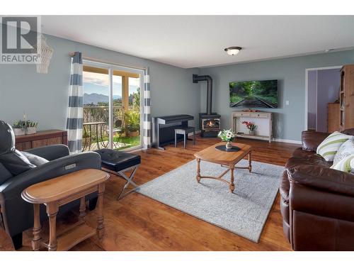 1431 Menu Road, West Kelowna, BC - Indoor Photo Showing Living Room