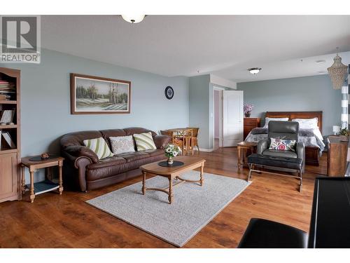 1431 Menu Road, West Kelowna, BC - Indoor Photo Showing Living Room