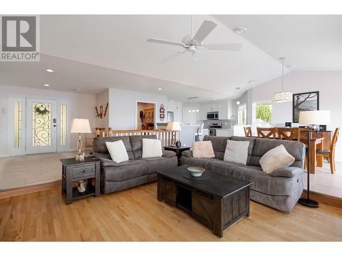 1431 Menu Road, West Kelowna, BC - Indoor Photo Showing Living Room