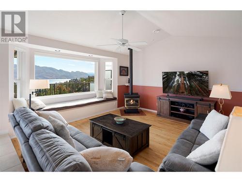 1431 Menu Road, West Kelowna, BC - Indoor Photo Showing Living Room