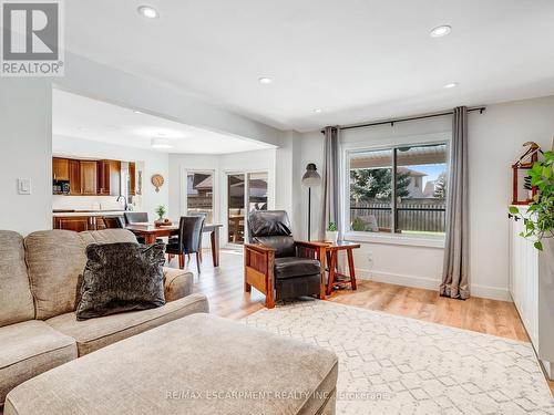 65 Dunrobin Drive, Haldimand, ON - Indoor Photo Showing Living Room