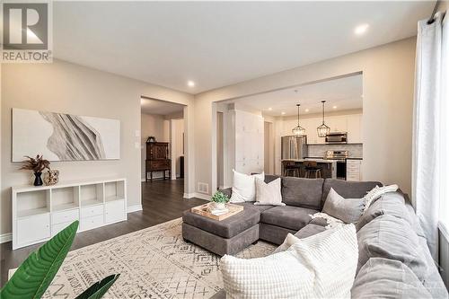 901 Pedigree Street, Stittsville, ON - Indoor Photo Showing Living Room