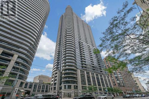 1910 - 21 Carlton Street, Toronto, ON - Outdoor With Facade