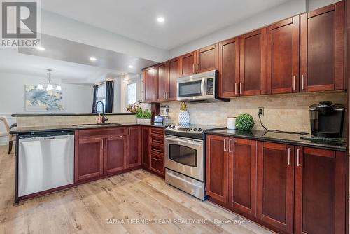 62 Wyndfield Crescent, Whitby, ON - Indoor Photo Showing Kitchen