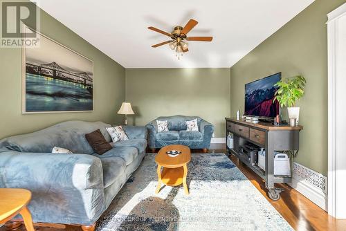 9 Tower Court, Bradford West Gwillimbury, ON - Indoor Photo Showing Living Room