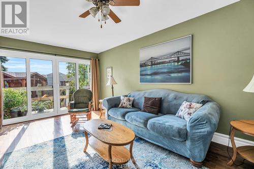 9 Tower Court, Bradford West Gwillimbury, ON - Indoor Photo Showing Living Room