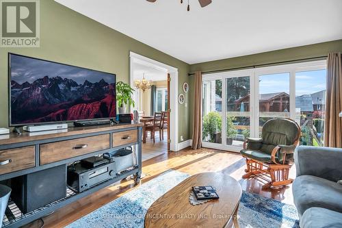 9 Tower Court, Bradford West Gwillimbury, ON - Indoor Photo Showing Living Room