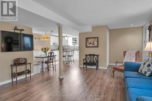 9 Tower Court, Bradford West Gwillimbury, ON - Indoor Photo Showing Living Room