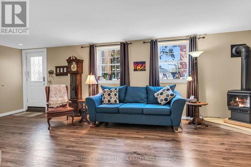 9 Tower Court, Bradford West Gwillimbury, ON - Indoor Photo Showing Living Room With Fireplace