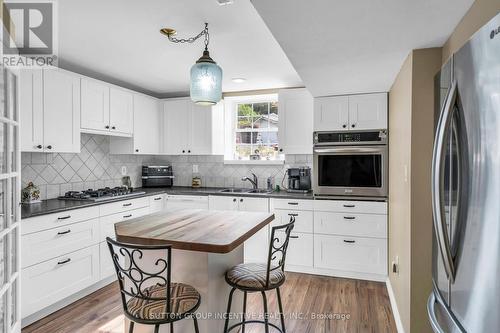 9 Tower Court, Bradford West Gwillimbury, ON - Indoor Photo Showing Kitchen With Double Sink With Upgraded Kitchen