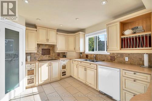 9 Tower Court, Bradford West Gwillimbury, ON - Indoor Photo Showing Kitchen With Double Sink