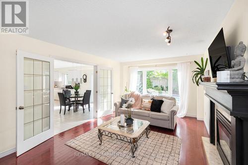 88 Gatestone Drive, Hamilton, ON - Indoor Photo Showing Living Room