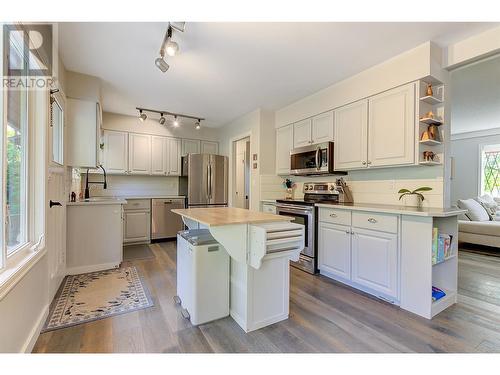 4531 Raymer Road, Kelowna, BC - Indoor Photo Showing Kitchen