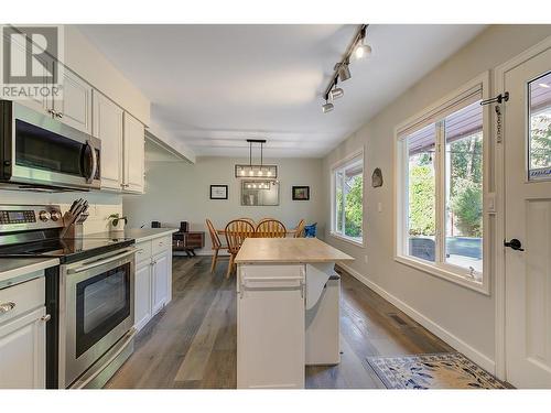 4531 Raymer Road, Kelowna, BC - Indoor Photo Showing Kitchen