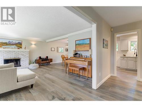 4531 Raymer Road, Kelowna, BC - Indoor Photo Showing Living Room With Fireplace