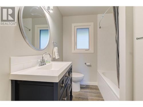 4531 Raymer Road, Kelowna, BC - Indoor Photo Showing Bathroom