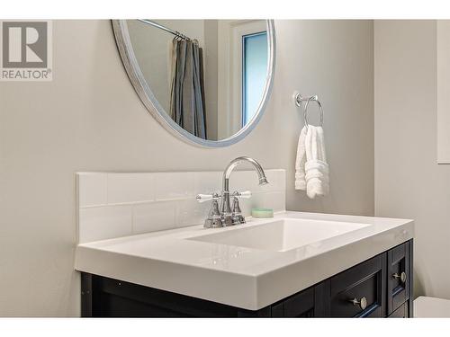 4531 Raymer Road, Kelowna, BC - Indoor Photo Showing Bathroom