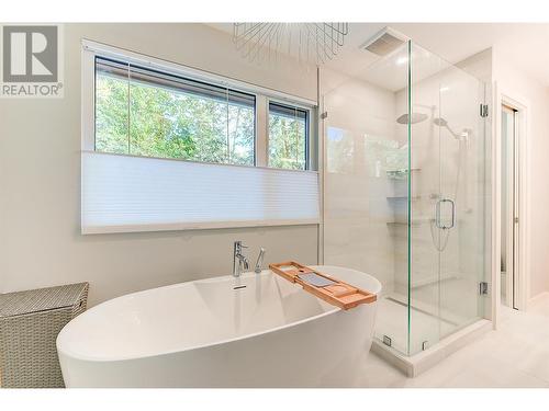 4531 Raymer Road, Kelowna, BC - Indoor Photo Showing Bathroom