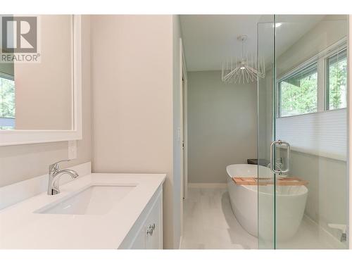 4531 Raymer Road, Kelowna, BC - Indoor Photo Showing Bathroom