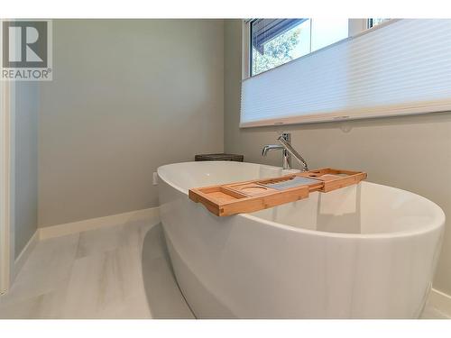 4531 Raymer Road, Kelowna, BC - Indoor Photo Showing Bathroom