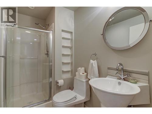 4531 Raymer Road, Kelowna, BC - Indoor Photo Showing Bathroom