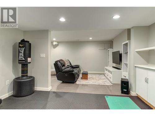 4531 Raymer Road, Kelowna, BC - Indoor