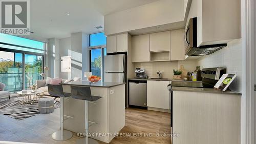 302 - 202 Burnhamthorpe Road E, Mississauga, ON - Indoor Photo Showing Kitchen