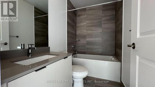 302 - 202 Burnhamthorpe Road E, Mississauga, ON - Indoor Photo Showing Bathroom