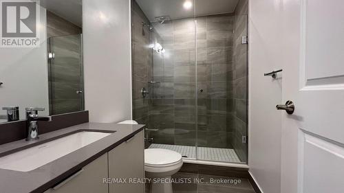 302 - 202 Burnhamthorpe Road E, Mississauga, ON - Indoor Photo Showing Bathroom