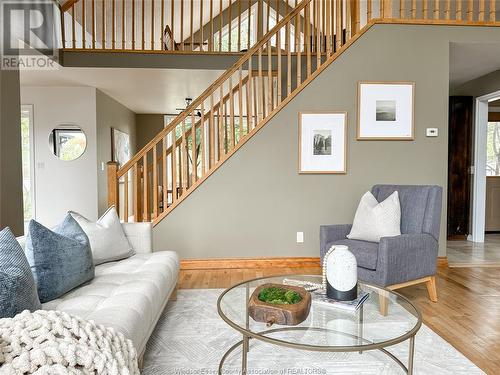 979 Erie Avenue West, Kingsville, ON - Indoor Photo Showing Living Room