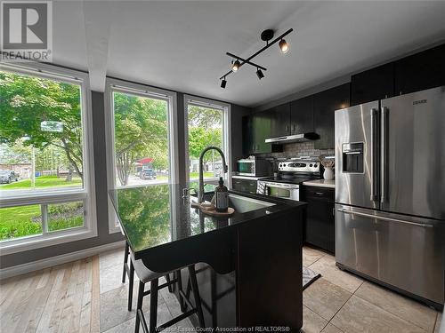 979 Erie Avenue West, Kingsville, ON - Indoor Photo Showing Kitchen With Upgraded Kitchen