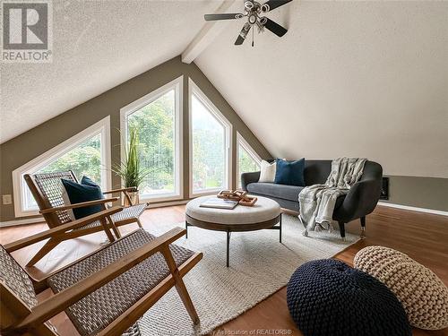 979 Erie Avenue West, Kingsville, ON - Indoor Photo Showing Living Room